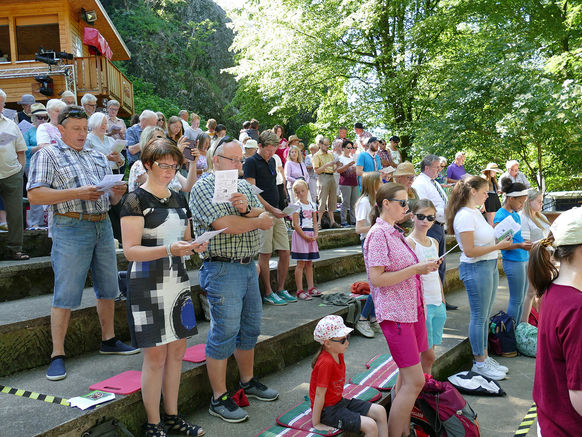 Festgottesdienst zum 1.000 Todestag des Heiligen Heimerads auf dem Hasunger Berg (Foto: Karl-Franz Thiede) Festgottesdienst zum 1.000 Todestag des Heiligen Heimerads auf dem Hasunger Berg (Foto: Karl-Franz Thiede)